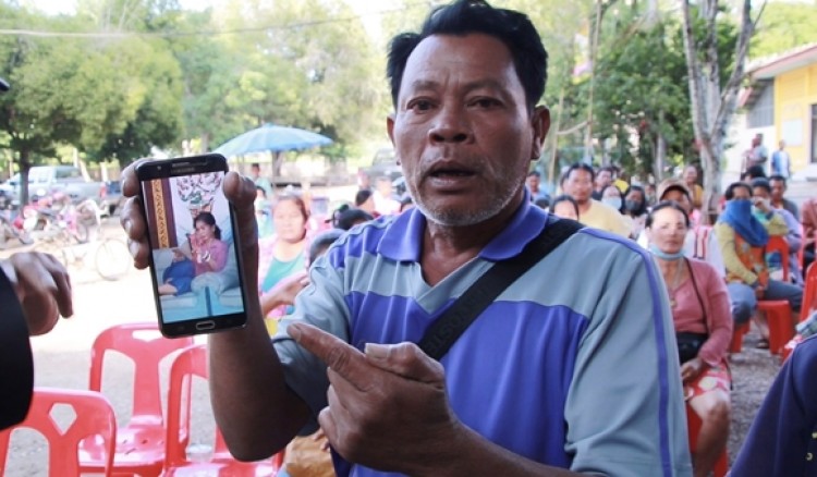 กำแพงเพชร-ชาวบ้านสุดทน รวมตัวขอให้เจ้าอาวาสวัดชี้แจงเงินทั้งหมดของวัดที่หายไปกว่าล้านบาท และหนี้สินของวัดที่มหาศาล อ้างมีสีกามาหลับนอนในกุฏิเจ้าอาวาสนับเดือน